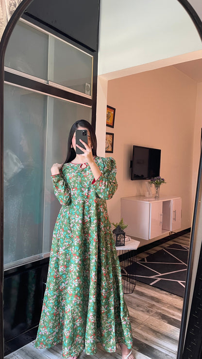 فستان طويل على شكل حرف A من ويسبر