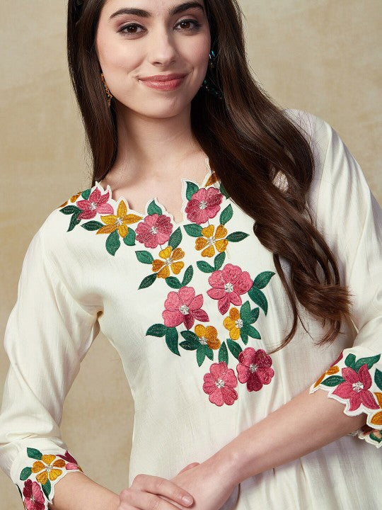 Off White Floral Yoke Design Regular Thread Work Kurta With Trousers