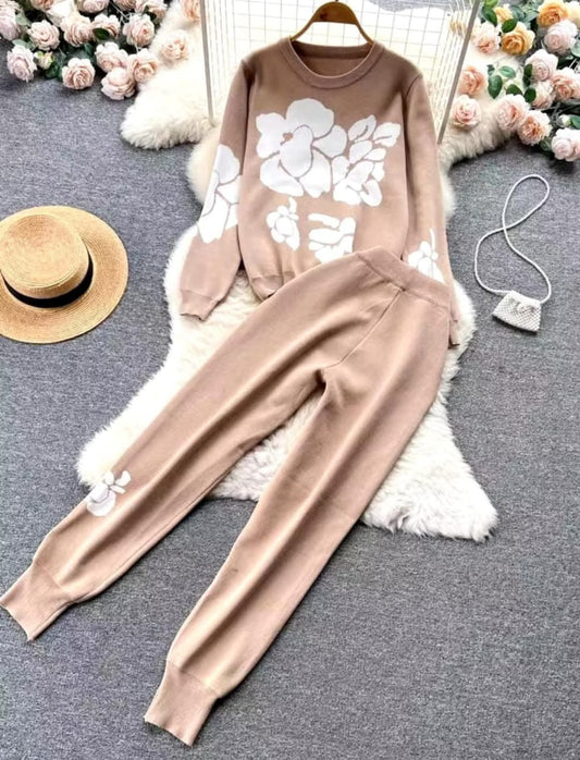 White Rose Printed Style 2-Pcs Winter Tracksuit for Her – Elegance Meets Winter Comfort